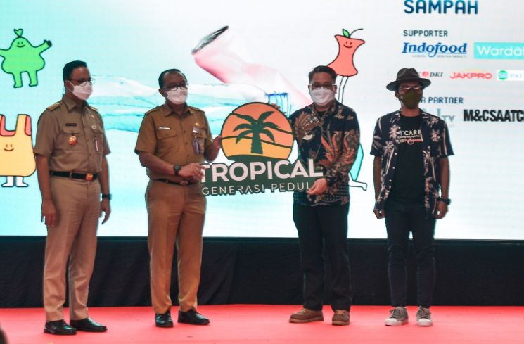 Gubernur DKI Jakarta, Anies Baswedan (kiri) bersama Kepala Dinas Lingkungan Hidup DKI Jakarta, Asep Kuswanto (kedua dari kiri) menyaksikan simbolik rangkaian kegiatan Tropical Generasi Peduli. (Istimewa)
