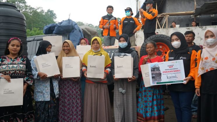 Bekerja sama dengan ACT dan Dompet Dhuafa, KAMI mendonasikan baju untuk korban pengungsi bencana erupsi Gunung Semeru (Istimewa)