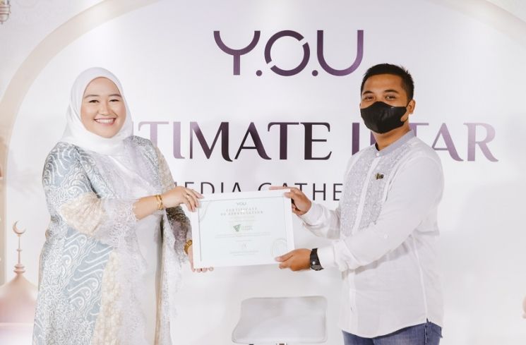 Y.O.U Beauty dan Dompet Dhuafa berkolaborasi memberikan donasi dalam momen Ramadan. (Istimewa)