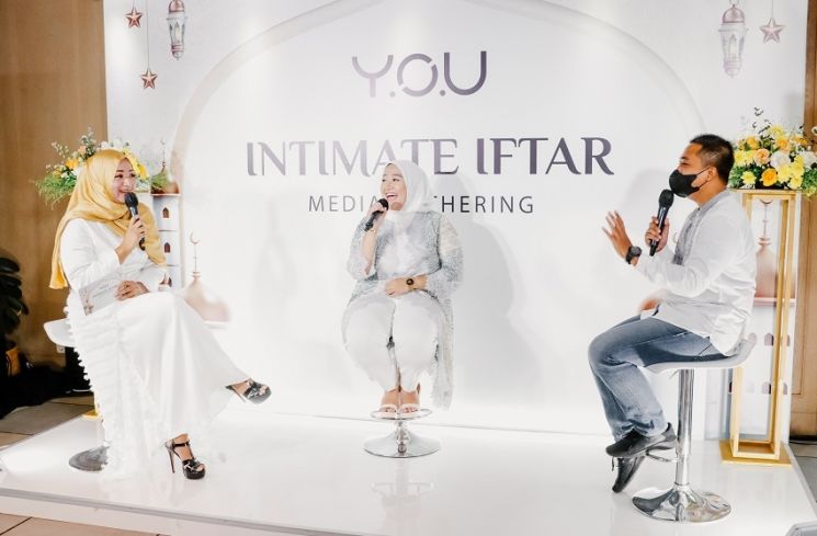 Sesi talkshow pada acara Intimate Iftar Media Gathering bersama Y.O.U Beauty dihadiri oleh Nurul Fajrini selaku PR & Marcomm Manager Y.O.U Beauty dan Ahmad Faqih Syarafaddin selaku GM Resource Mobilization Dompet Dhuafa (Istimewa)