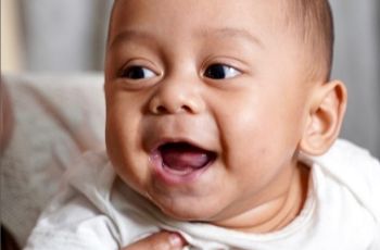 Pakai Kupluk Mahal Senilai Jutaan, Intip Gaya Biasa Baby Leslar ketika Makan