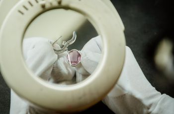 Begini Uniknya Anting-Anting Huggie yang Dapat Diubah sesuai Kreativitas