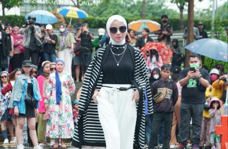 Peragaan busana brand lokal EXTU HERITAGE di area Citayam Fashion Week yang viral. (Istimewa)