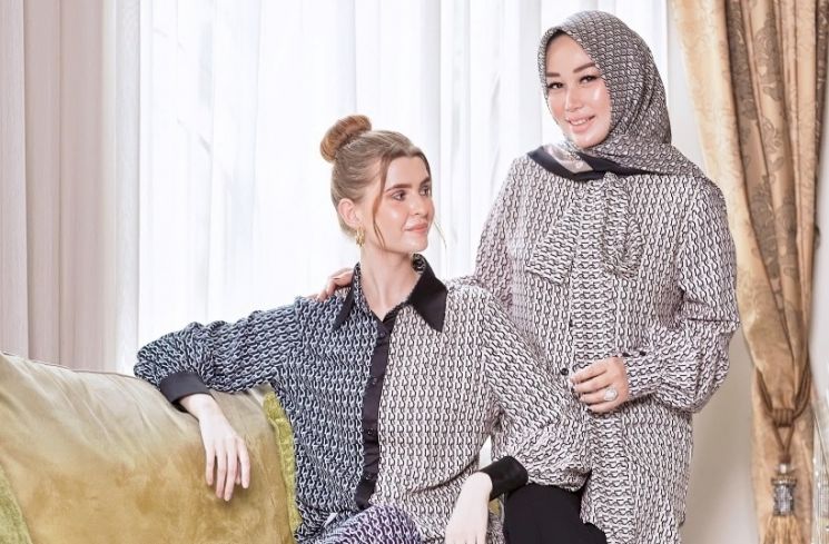 Koleksi Monogram Thadia Series dari brand modest fashion lokal Banjarmasin, Donna Prive ini merupakan paket lengkap bernuansa simple dan elegan sehingga dapat dipadupadankan dengan outfit apapun. (Foto: Dok. Donna Prive)