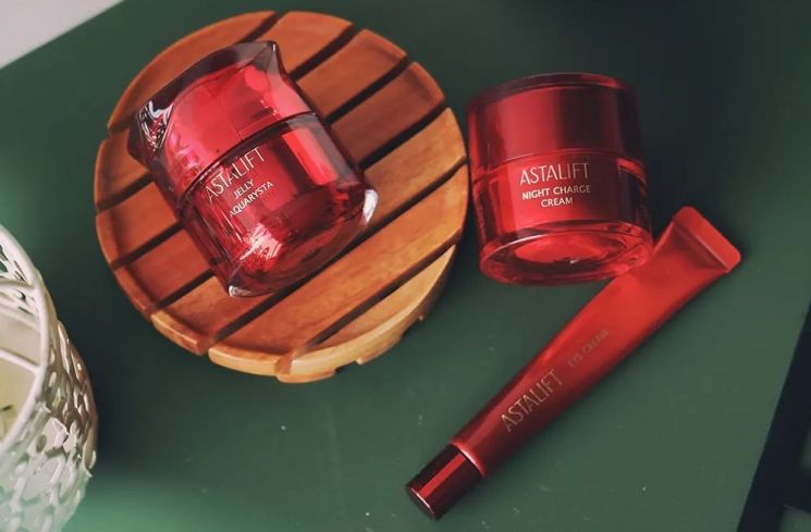 Berbagai produk perawatan kulit dari ASTALIFT (Instagram/astalift_indonesia)