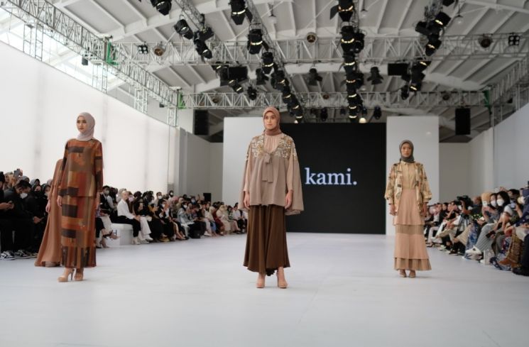 Terinspirasi dari keindahan siluet baju tradisional Korea atau Hanbok, Kami berkolaborasi dengan Pinterest “The Nexus of Modest Wear” menghadirkan 4 look dari Koleksi Jana serta Neoma, yang merangkum 13 tahun perjalanan label fashion lokal tersebut melebarkan sayapnya di Indonesia. 