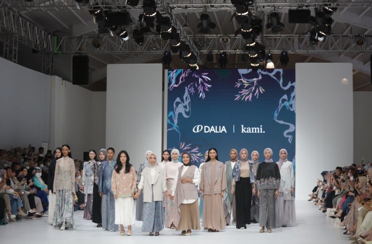 Minka Collection Persembahan Daliatex dan Kami di panggung runway Jakarta Fashion Week 2023