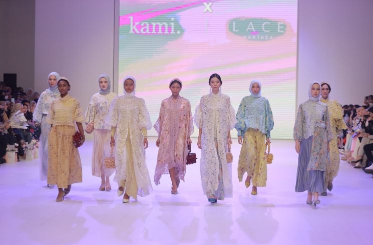 Koleksi “A Garden Dream”: Bahagia di Tengah Bunga Bermekaran Bersama Kami dan Lace by Artkea.