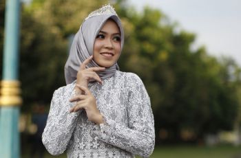 Model Kebaya Brokat Modern Cocok untuk Wisuda