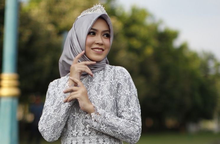 Ilustrasi perempuan mengenakan gamis brokat (Pixabay/Ratna Fitry)