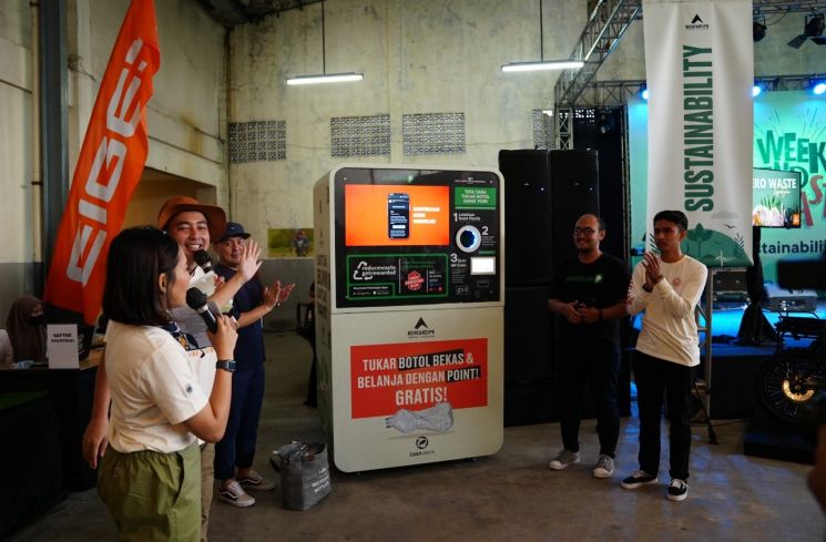 Eiger Adventure menggandeng Plasticpay -- sebuah gerakan sosial sampah plastik berbasis platform digital, meluncurkan program peduli sampah plasti melalui Reverse Vending Machine atau mesin pengumpul plastik yang saat ini hadir di empat gerai Eiger di Indonesia.
