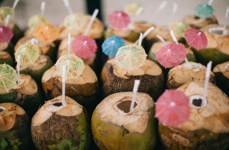 Ilustrasi minuman air kelapa muda (Pexels/Lina Kivaka)