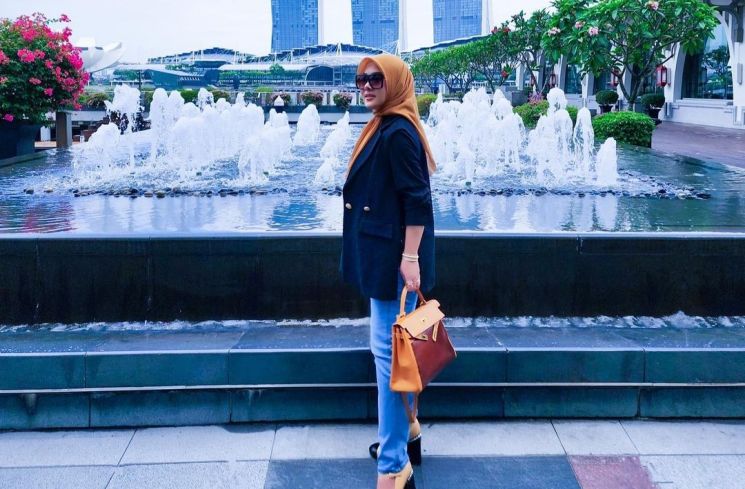 Gaya Syahrini tenteng tas Hermes Rp180 jutaan saat berada di Singapura (Instagram/princessyahrini)
