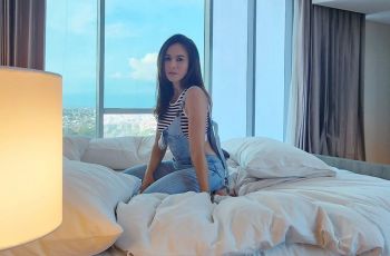 Seru-seruan Main Air, Intip Gaya Menawan Wulan Guritno Pakai Bikini