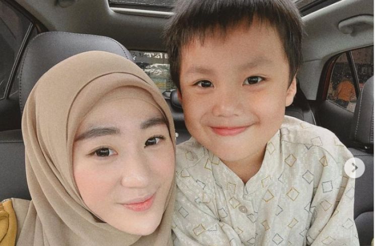 Larissa Chou bersama anak (Instagram @larissachou)