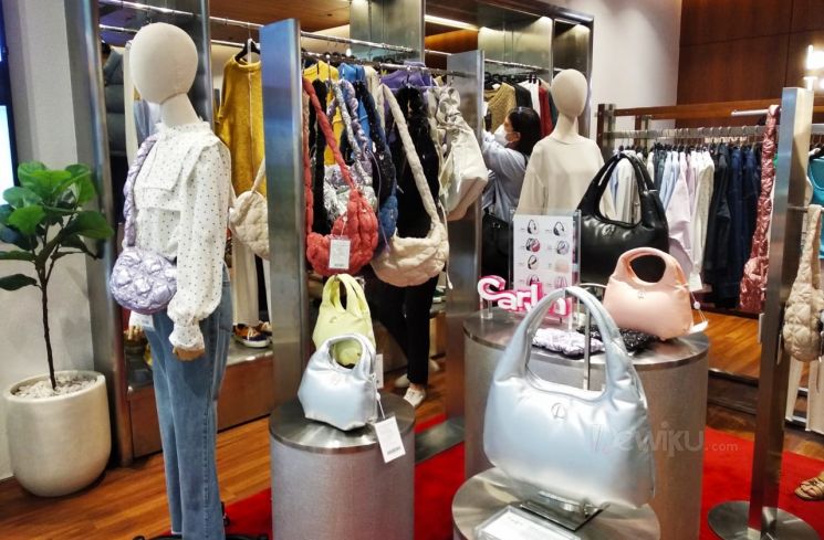 Koleksi fashion bergaya Jepang "Bobo Tokyo" di PIM 2 Jakarta menghadirkan koleksi tas Carlyn yang populer sejak dipakai Jennie Blackpink. (Foto: Dewiku/Ririn Indriani)