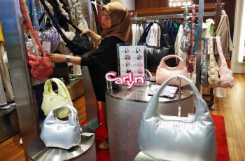 Menyambangi Destinasi Fashion Bergaya Jepang di Sini, Ada Koleksi Carlyn Bag yang Dipopulerkan Jennie Blackpink Lho!