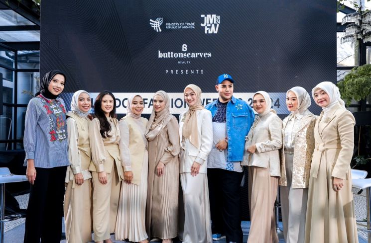 Salut! Merek Fashion Muslim Indonesia Berhasil Melenggang di London Fashion Week 2023