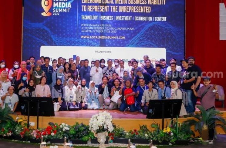 Para peserta berfoto bersama saat penutupan Local Media Summit 2022 di Perpustakaan Nasional, Jakarta Pusat, Jumat (28/10/2022). [Suara.com/Alfian Winanto]