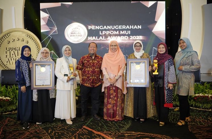 Tim Paragon Corp bersama Direktur LPPOM MUI, Muti Arintawati, dalam penganugerahan LPPOM MUI Halal Award 202 di IPB International Convention Center, Jawa Barat, Senin (4/9/2023). (Dok.Istimewa)