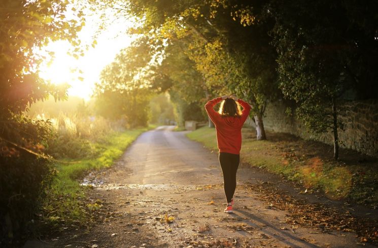 Ilustrasi perempuan jalan kaki. (Pixabay/Pexels)