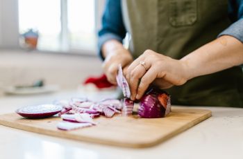 7 Cara Mengiris Bawang Merah Tanpa Menangis, Ikuti Trik di Bawah Ini!