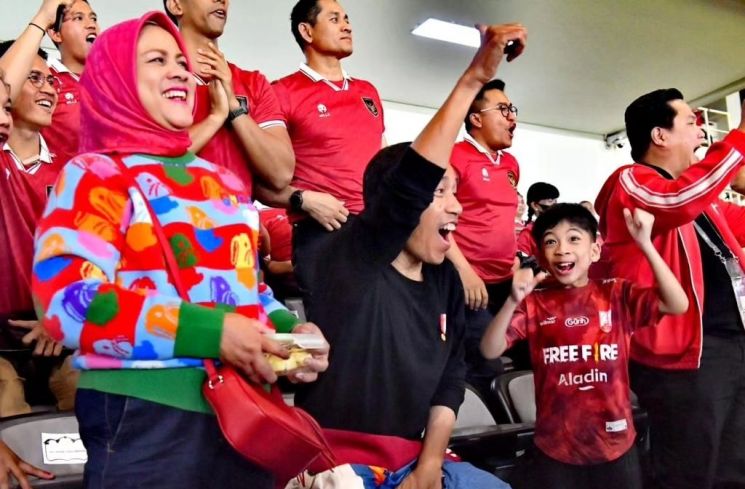 Ibu Negara Iriana Jokowi tampak mengenakan tas mewah saat menonton pertandingan Timnas Indonesia U-23 melawan Turkmenistan di Stadion Manahan Solo, Selasa (12/9/2023). (Instagram/jokowi)