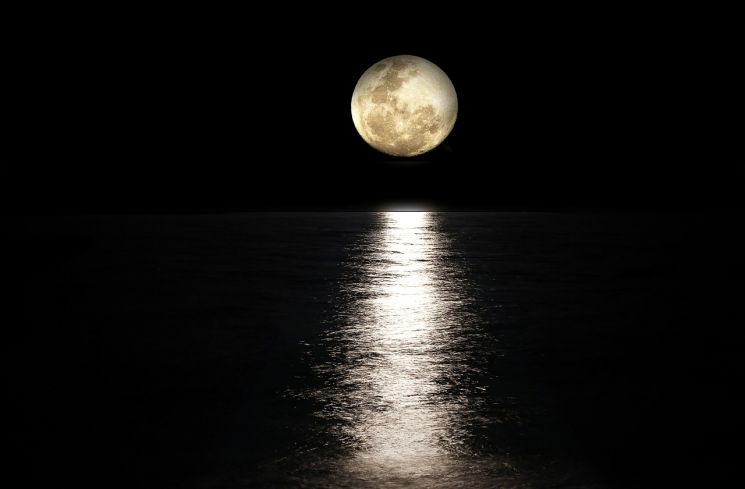 Ilustrasi bulan di malam hari (Pixabay/Patou Ricard)