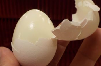 6 Cara Mengupas Telur Rebus, Begini Triknya agar Tetap Utuh dan Mulus