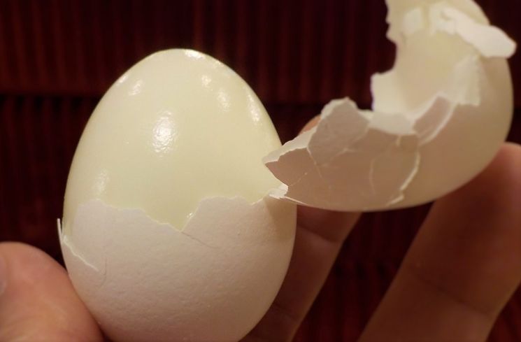6 Cara Mengupas Telur Rebus, Begini Triknya agar Tetap Utuh dan Mulus