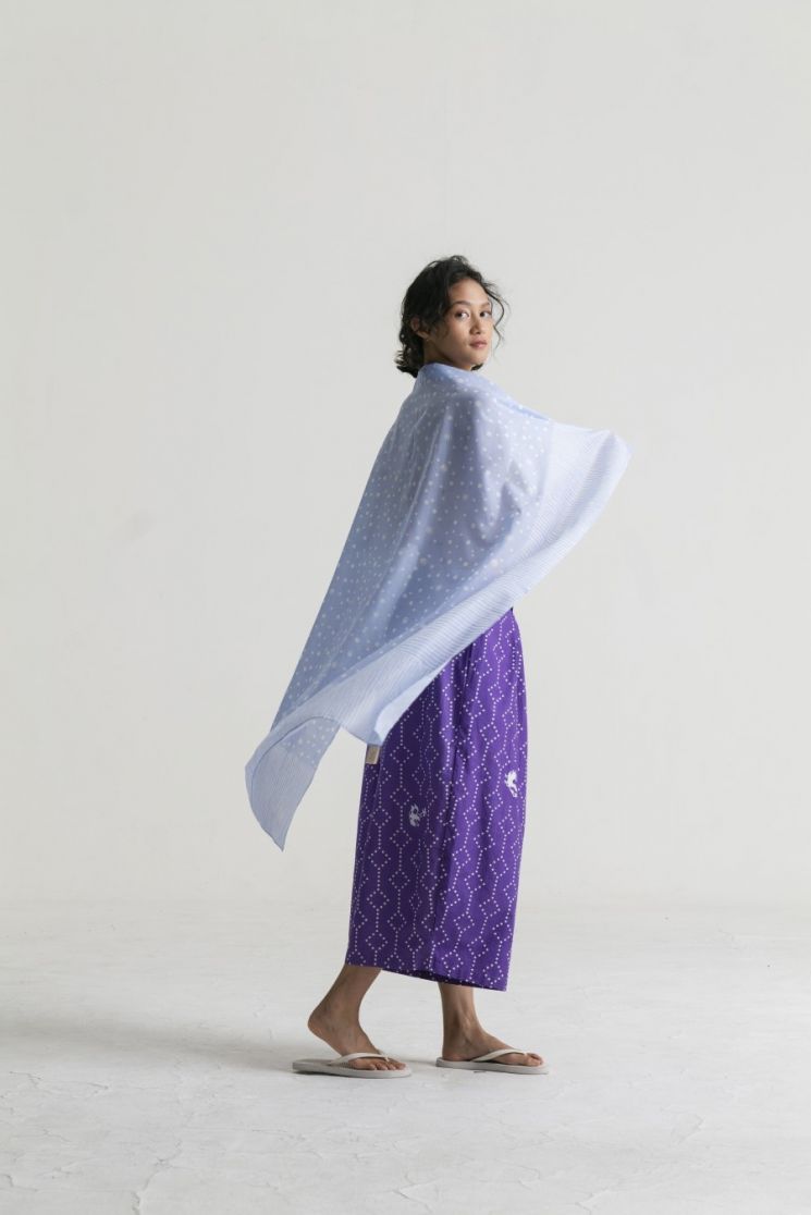 Inspirasi baju batik wanita modern. (Foto: Dok. Tokopedia/Sejauh Mata Memandang)