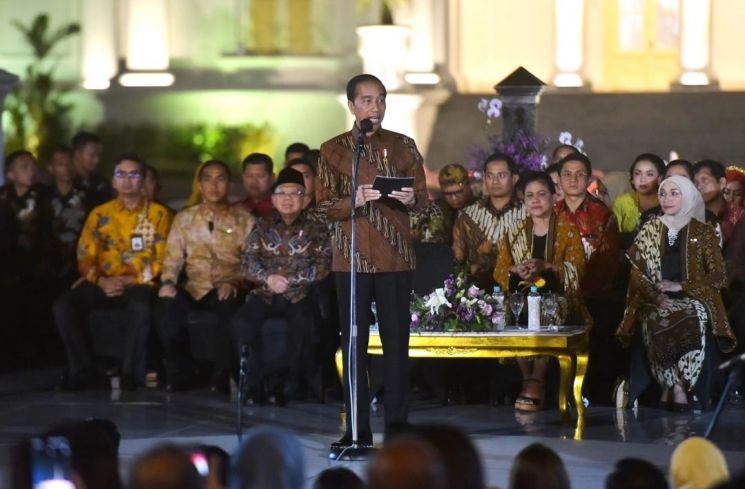 Jokowi Pakai Batik Parang dan Udan Liris saat Hadiri Istana Berbatik, Ini Maknanya