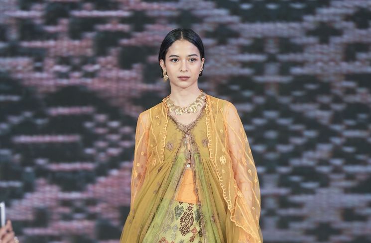 Sejauh Mata Memandang berkolaborasi dengan Cita Tenun Indonesia menampilkan koleksi spesial  bertajuk "RONA" di Fashion Nation Ke-17 di Senayan City pada Jumat (29/9/2023).