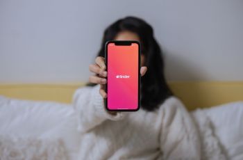 Cegah Penipuan Online, Tinder Berkolaborasi dengan Jonathan Bennett