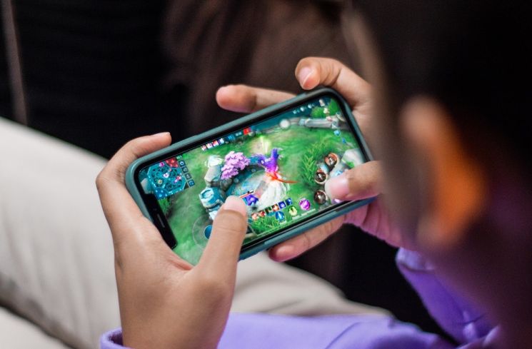 Hasil Survei: Banyak Milenial dan Gen Z Senang Jadi Mobile Gamer