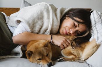 4 Tips Mendapatkan Waktu Tidur Berkualitas, Libatkan Hewan Peliharaan Kesayangan