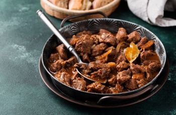 Sendok Ikut Dimasak Bikin Daging Cepat Empuk, Ternyata Cuma Mitos?