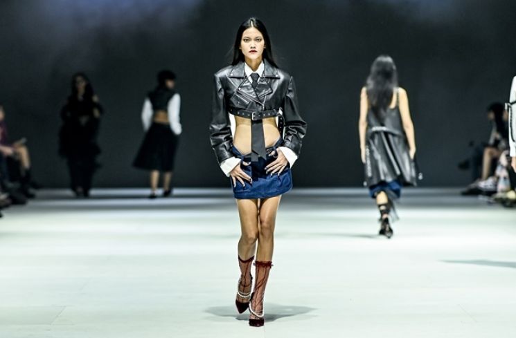 Seorang model berjalan di runway Infinix “Get the Spotlight” menampilkan koleksi MORAL + Christin Wu pada Jakarta Fashion Week 2024 di City Hall, Pondok Indah Mall 3 di Jakarta, Jumat (27/10/2023). (Dok.Istimewa/Jakarta Fashion Week)