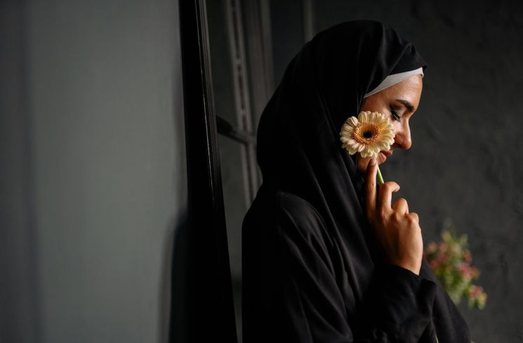 Ilustrasi perempuan berhijab mengenakan abaya (Pexels/Yan Krukau)