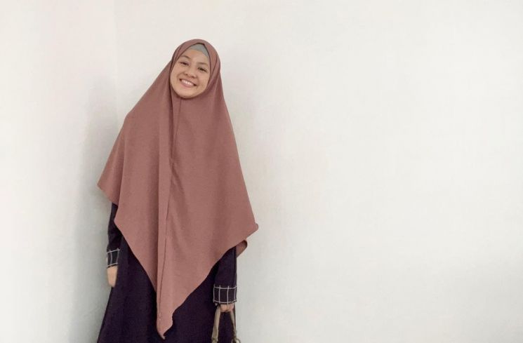 5 Gaya Busana Syar'i Natasha Rizky, Pakai Hijab Lebar Tetap Modis