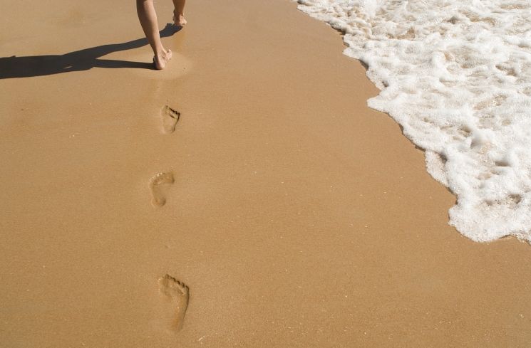 Berjalan tanpa alas kaki di tepi pantai (Pixabay/phoenixsierra0)