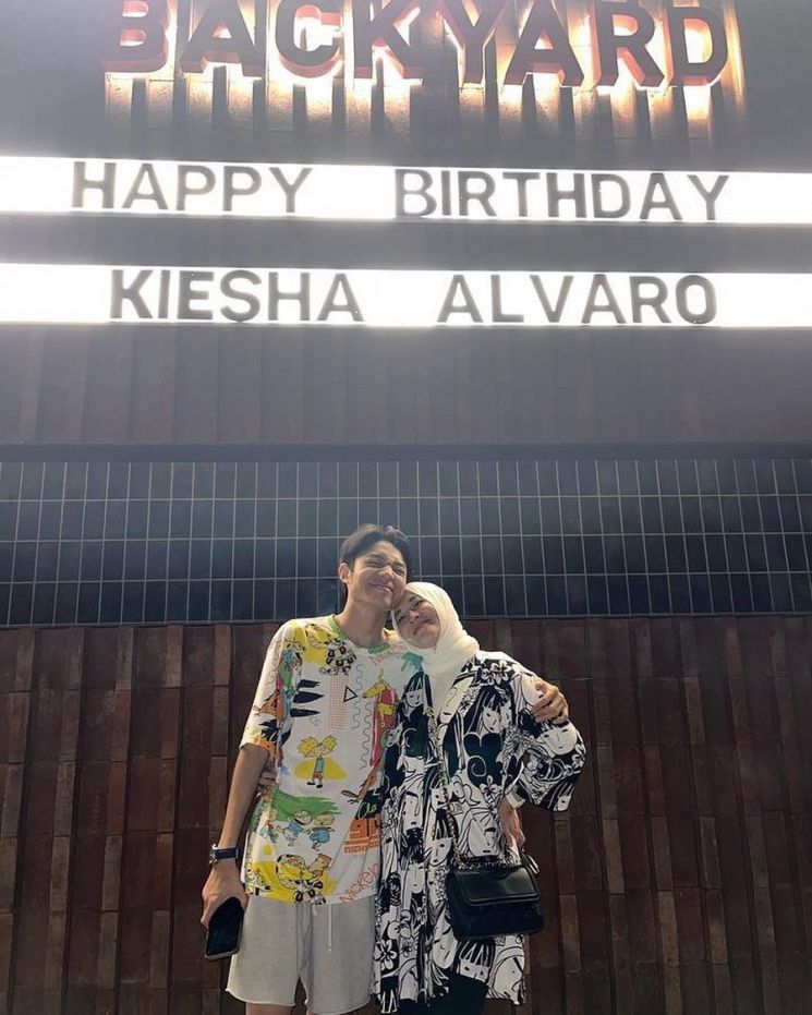 8 Potret Manis Kiesha Alvaro dan Okie Agustina. (Instagram: Kiesha Alvaro)
