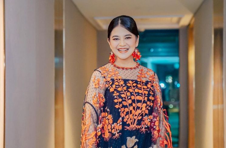 5 Gaya Kahiyang Ayu Momong Anak, Tetap Fashionable saat Dorong Stroller