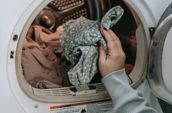 5 Cara Mencuci Baju Crinkle dengan Mesin Cuci, Pisahkan dari Pakaian Lainnya