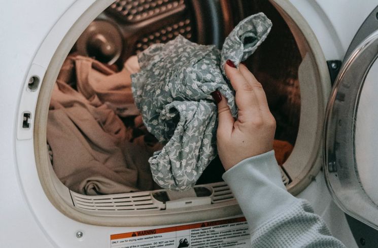 Ilustrasi mencuci baju dengan mesin cuci (Pexels/Sarah  Chai)