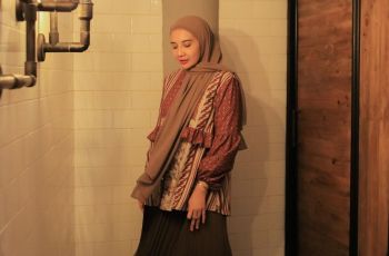 6 Gaya Outfit Zaskia Sungkar, Hijab Bukan Penghalang Fashionista