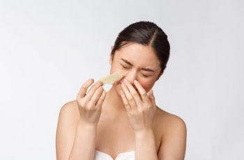 5 Tips Mengatasi Komedo, Jangan Malas Membersihkan Wajah