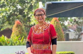 5 Gaya Menlu Retno Marsudi Pakai Bando, Aksesori Rambut Andalan