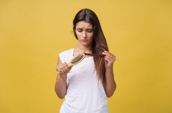 5 Kebiasaan Sepele Penyebab Rambut Rontok, Bikin Kurang Percaya Diri