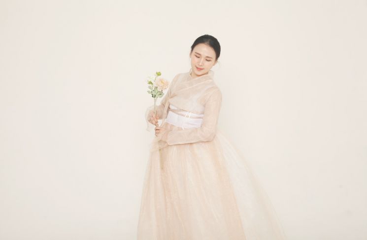 Ilustrasi perempuan Korea mengenakan hanbok (Unsplash/ARA CHO)
